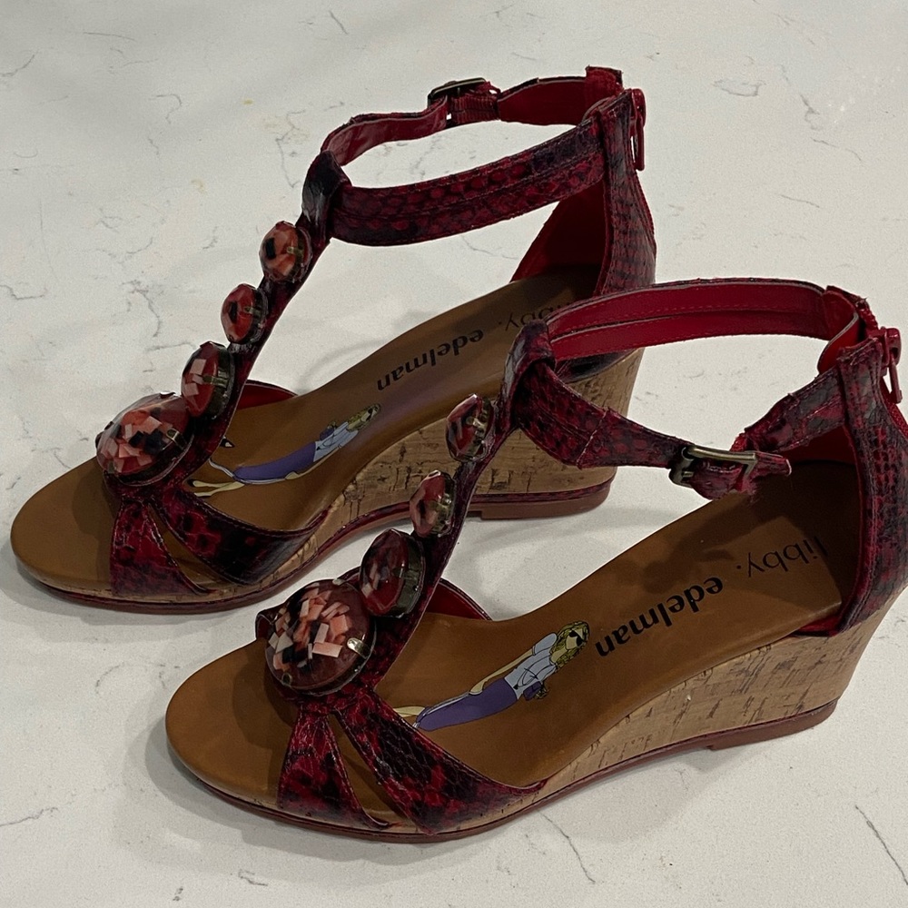Libby. Edelman Bani Wedge faux snakeskin print, embossed sandals Size 6